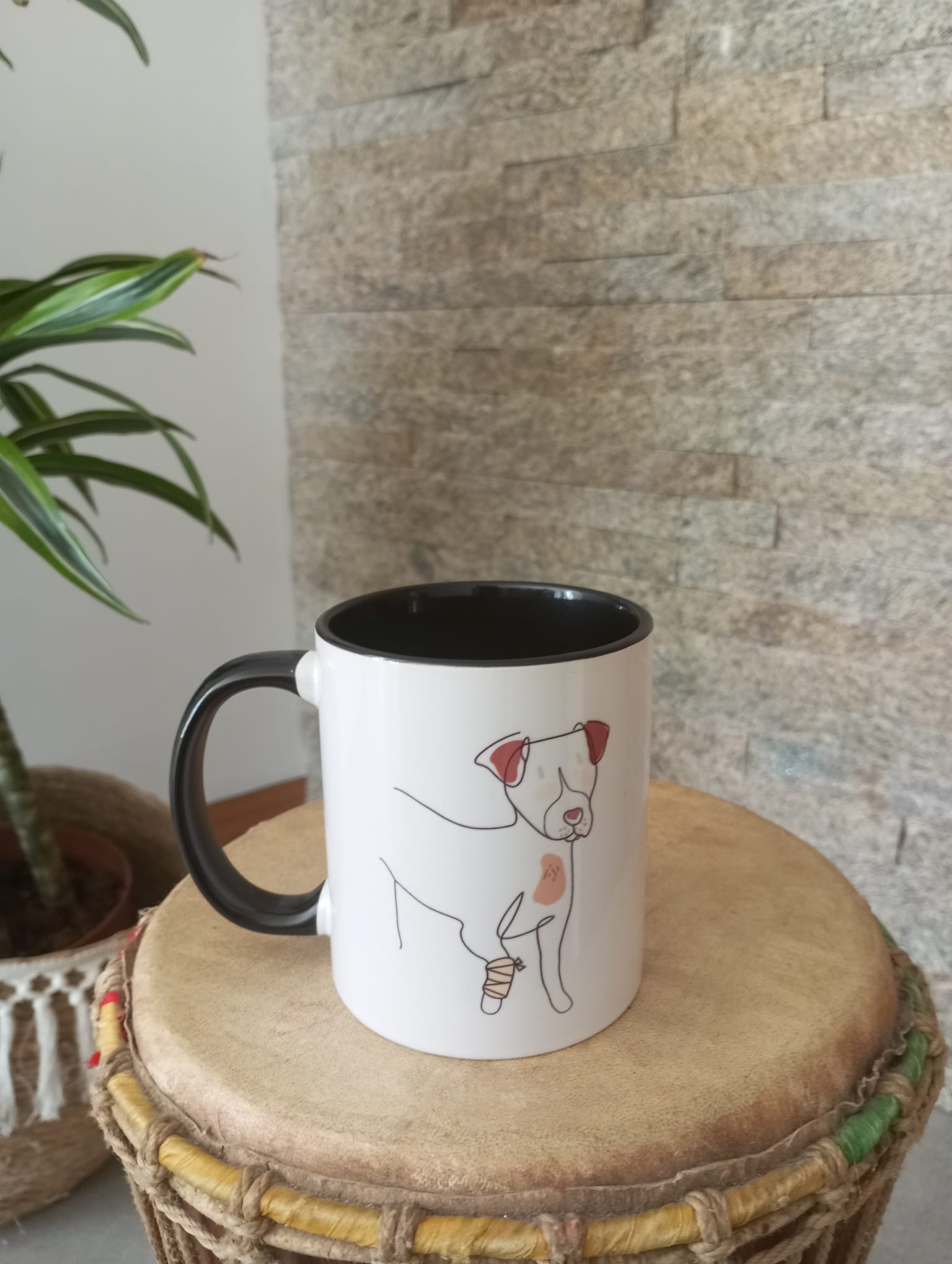 Cão com a pata magoada